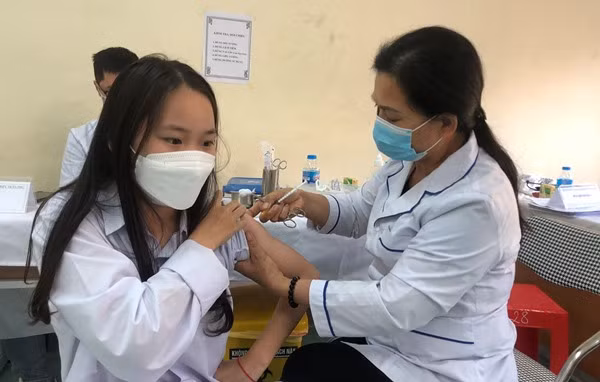 Học sinh từ 12 tuổi đến dưới 18 tuổi của TP Móng Cái được tiêm vắc xin phòng Covid-19