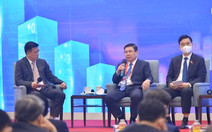 Ông Nguyễn Thành Phong chia sẻ tại Diễn đàn bàn về phục hồi kinh tế ngày 5/12. Ảnh: Hoàng Phong