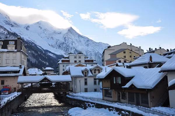 Thị trấn Chamonix chỉ có 2-3 dãy phố chính và vài ngách nhỏ, nhưng lúc nào cũng đông vui, nhộn nhịp. Chamonix luôn tấp nập du khách vào mùa hè và mùa đông. Nhiệt độ dao động từ 7-9 độ C vào mùa hè và từ (-7) đến (-3) độ C vào mùa đông.
