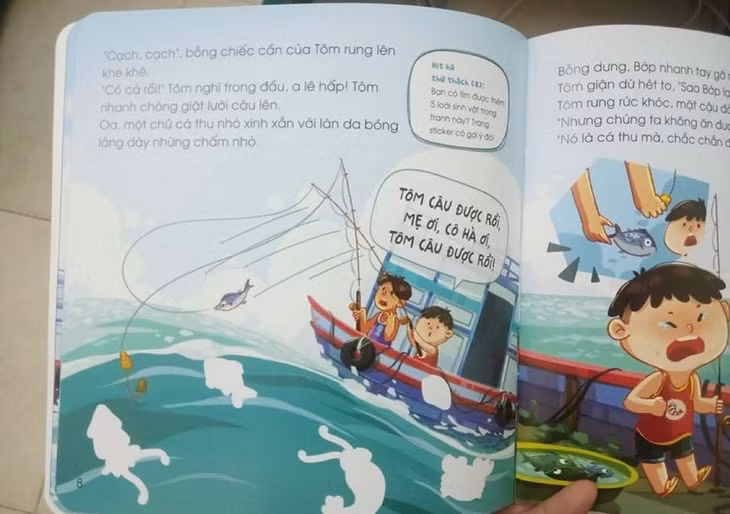 Một vài lỗ nhỏ được đục trực tiếp trên trang sách. Những miếng dán sticker đi kèm sẽ tạo hoạt động tương tác để các em nhỏ gỡ ra và dán vào phần đục lỗ đó. Ảnh: Nhã Nam.