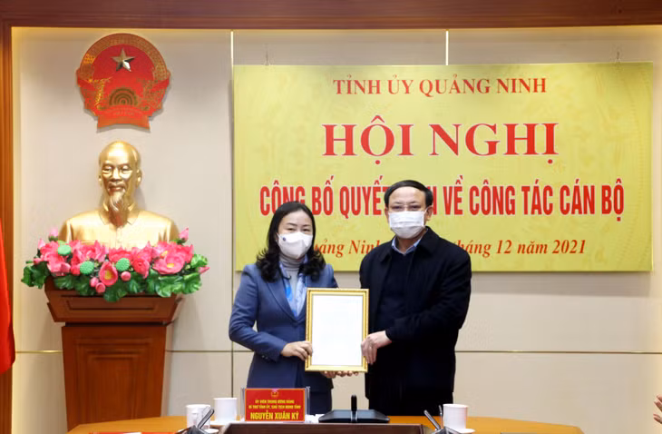 Đồng chí Nguyễn Xuân Ký, Ủy viên Trung ương Đảng, Bí thư Tỉnh ủy, Chủ tịch HĐND tỉnh trao quyết định cho đồng chí Vi Ngọc Bích.