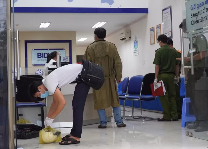 Cảnh sát khám nghiệm chi nhánh ngân hàng bị cướp, chiều 28/12. Ảnh: Phước Tuấn