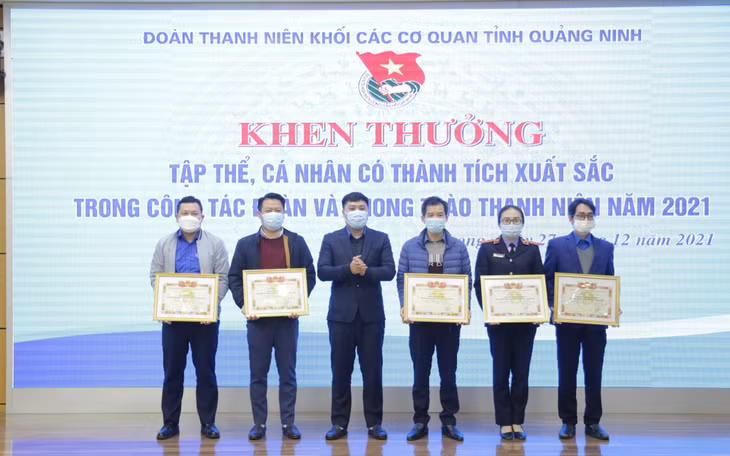 Tỉnh đoàn tặng bằng khen cho các tập thể, cá nhân có thành tích xuất sắc thuộc Đoàn Khối các cơ quan tỉnh.