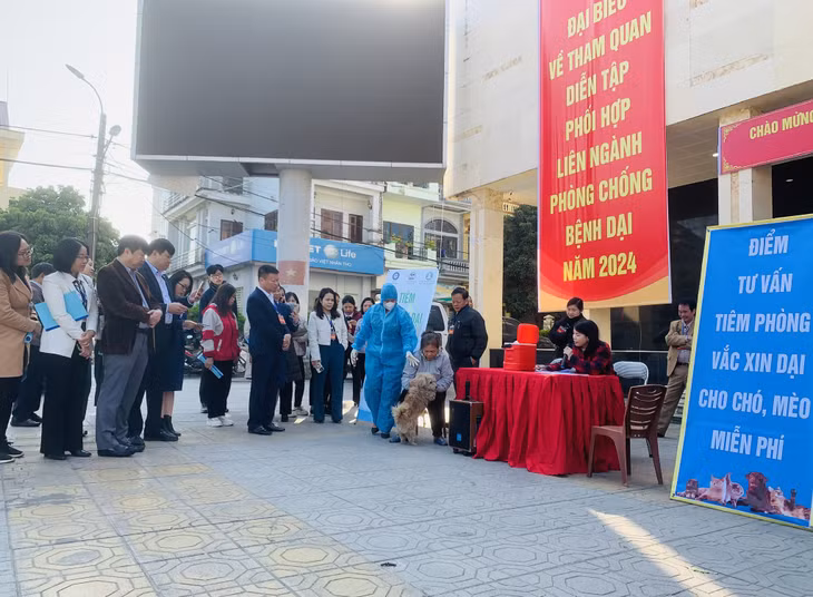 Sở Y tế phối hợp với Viện Vệ sinh dịch tễ Trung ương, Sở NN&amp;PTNT tổ chức diễn tập phối hợp liên ngành trong điều tra, xử lý ổ dịch dại trên người và động vật tại Bình Liêu (tháng 11/2024). Ảnh: Hoài Minh