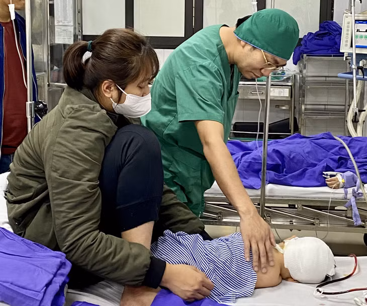 Bé gái sau mổ đã tỉnh, được chăm sóc hậu phẫu tích cực tại bệnh viện.