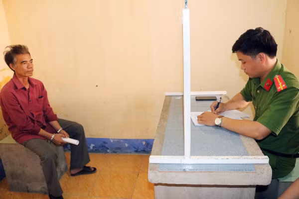 Bị can Tùng tại cơ quan công an. Ảnh: Công an Trà Vinh