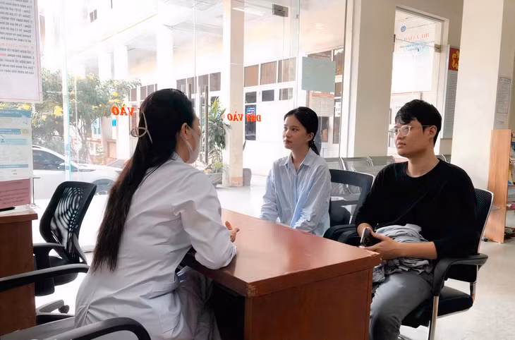 Cán bộ y tế phường Hồng Hà tư vấn sức khỏe tiền hôn nhân cho đối tượng vị thành niên, thanh niên.