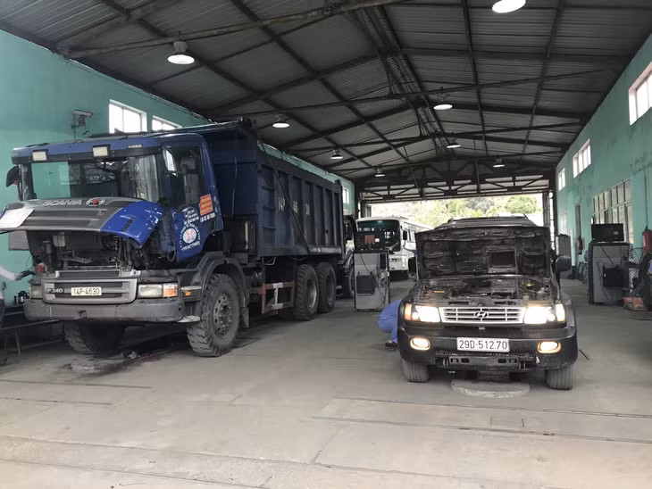 Phương tiện khi đăng kiểm đều phải thực hiện theo đúng quy trình. (Trong ảnh: Xe thực hiện đăng kiểm tại Công ty CP Đăng kiểm cơ giới đường bộ Quảng Ninh)