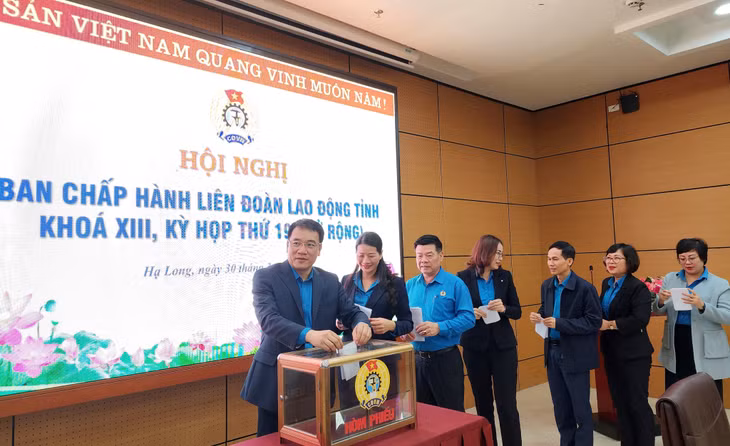 Các đại biểu bỏ phiếu giới thiệu quy hoạch Ban Chấp hành, Ban thường vụ LĐLĐ tỉnh, nhiệm kỳ 2023-2028.