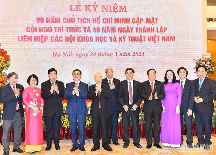 Tổng Bí thư Nguyễn Phú Trọng với các đại biểu dự Lễ kỷ niệm. (Ảnh: ĐĂNG KHOA)