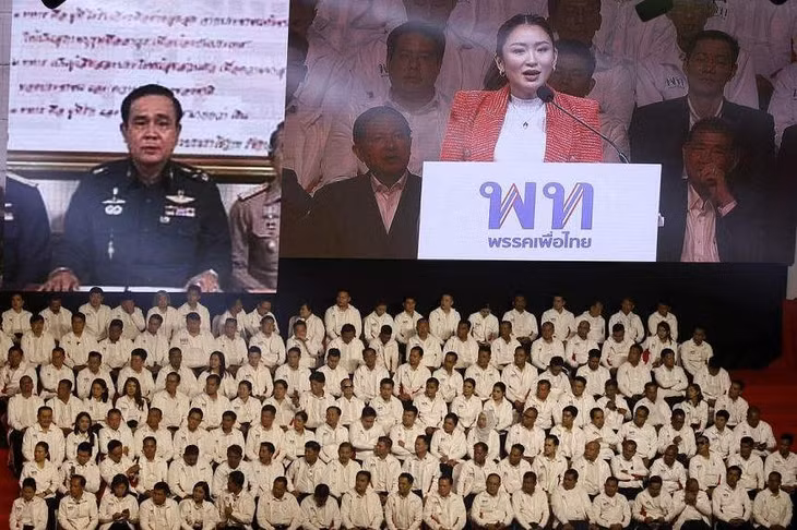 Bà Paetongtarn Shinawatra xuất hiện trên màn hình khi phát biểu ngày 17/3/2023. Người xuất hiện ở hình bên cạnh là Thủ tướng Prayut Chan-o-cha. Ảnh: EPA-EFE