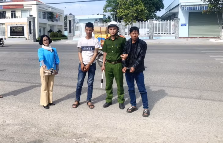 Đưa người bị hại cùng hai đối tượng cướp giật đi xác định hiện trường gây án