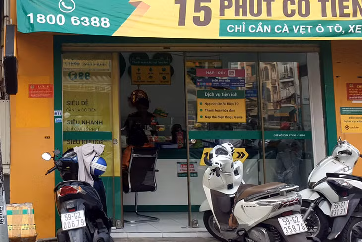 Công an khám xét bên trong chi nhánh Công ty F88 trên đường Nguyễn Văn Quá (Quận 12). Ảnh: CTV