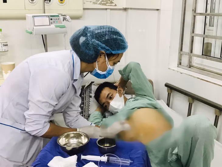 Chăm sóc, thay băng vùng dẫn lưu ổ áp xe cho bệnh nhân.
