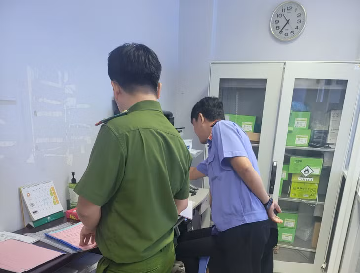 Cơ quan CSĐT khám xét nơi làm việc của 2 bị can.