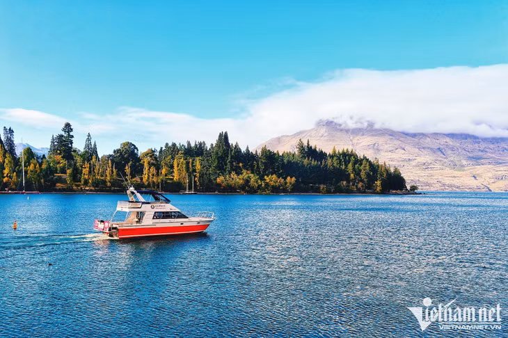 Hồ Wakatipu dài nhất New Zealand với hơn 80km, được tạo thành bởi các dòng chảy từ sông băng. Xung quanh, những dãy núi sừng sững thường mang các sắc màu khác nhau kết hợp với nước hồ trong vắt như pha lê tạo nên vẻ đẹp rực rỡ.