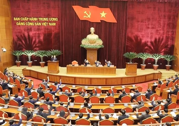 Các đại biểu biểu quyết thông qua chương trình hội nghị. (Ảnh: Trí Dũng/TTXVN)