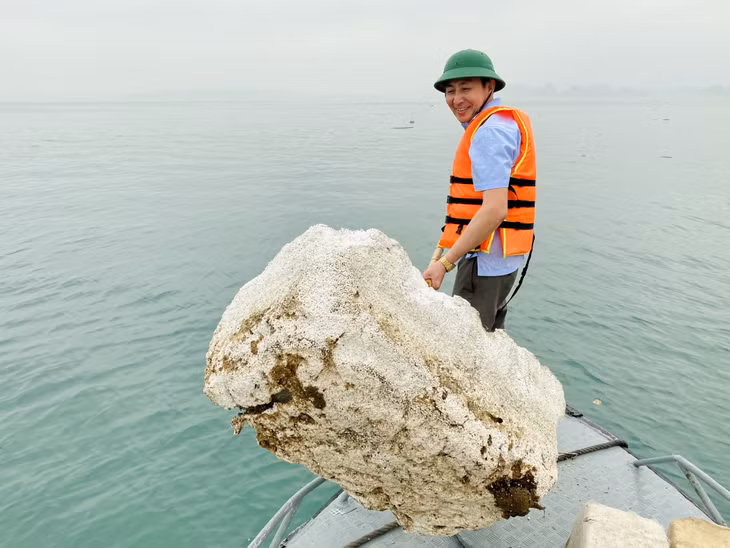 Nếu không được thu gom, những phao xốp này sẽ gây mất mỹ quan, ô nhiễm môi trường Di sản thiên nhiên thế giới Vịnh Hạ Long.