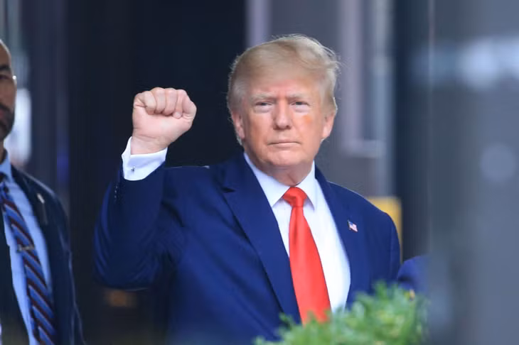 Cựu Tổng thống Trump giơ tay khi bước ra xe bên ngoài Tháp Trump ở New York City ngày 10/8/2022. Ảnh: AFP/Getty Images