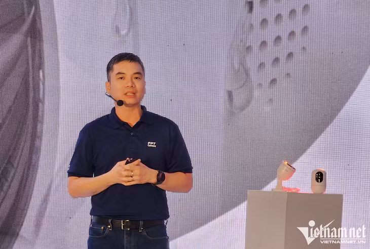 Ông Nguyễn Anh Đức - Giám đốc Camera AI giới thiệu về 2 mẫu camera Make in Việt Nam. Ảnh: Trọng Đạt