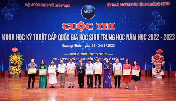 Công đoàn Giáo dục Việt Nam tặng Bằng khen cho các giáo viên hướng dẫn có học sinh đoạt giải Nhất tại Cuộc thi.