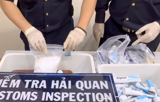 Ma túy ketamin và cocain (màu trắng) được tìm thấy trong hành lý của các tiếp viên hàng không. Ảnh: Cục Hải quan TP HCM