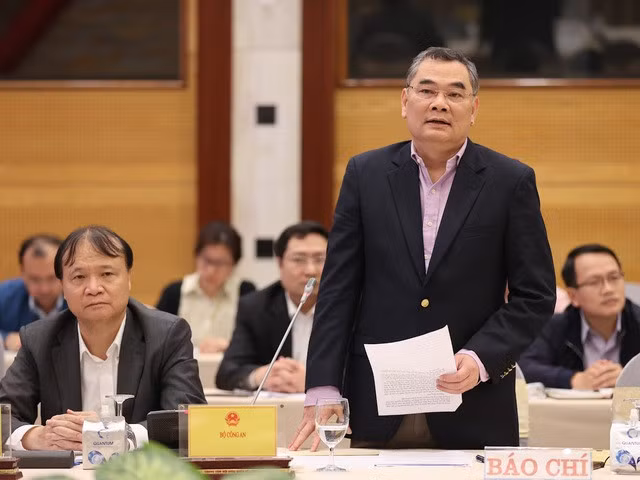 Trung tướng Tô Ân Xô, Người phát ngôn Bộ Công an trả lời báo chí về vấn đề bỏ sổ hộ khẩu - Ảnh: VGP/Nhật Bắc