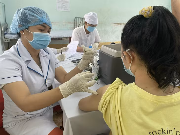 Bộ Y tế đề nghị các địa phương tiếp tục đẩy nhanh hơn nữa tiến độ tiêm vaccine phòng COVID-19 bảo đảm an toàn, khoa học, hiệu quả Ảnh: TB