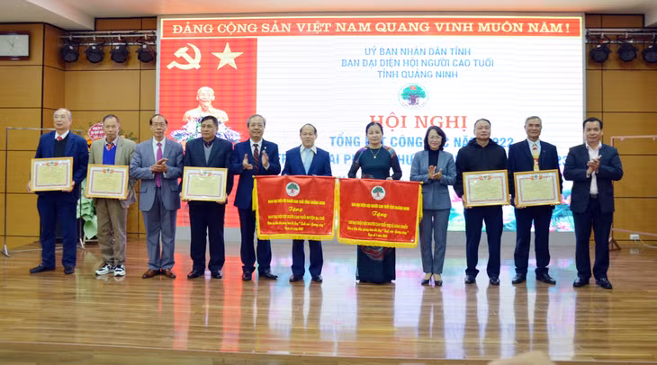 Đại diện các ban, ngành tỉnh và Ban Đại diện Hội NCT tỉnh tặng Cờ thi đua, bằng khen cho tập thể, cá nhân có thành tích xuất sắc trong phong trào thi đua 