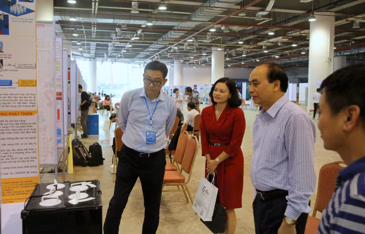 Nhiều đại biểu, chuyên gia tham quan và quan tâm, tìm hiểu về các dự án tiềm năng, có khả năng ứng dụng rộng rãi và đem lại hiệu quả thực tế của các học sinh trung học tại Cuộc thi khoa học, kỹ thuật học sinh trung học lần thứ 11, năm học 2022-2023.