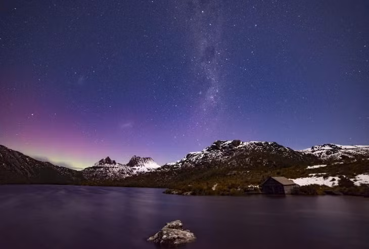 Núi Craddle, Tasmania, Australia: Đi đến vùng nước "yên bình" của hồ Craddle, du khách sẽ thấy cực quang rực rỡ trên bầu trời với những viên ngọc ánh hồng, cam xuất hiện đẹp đẽ nhất vào ban đêm, cụ thể là vào nửa đêm. Ảnh: Tasmania.