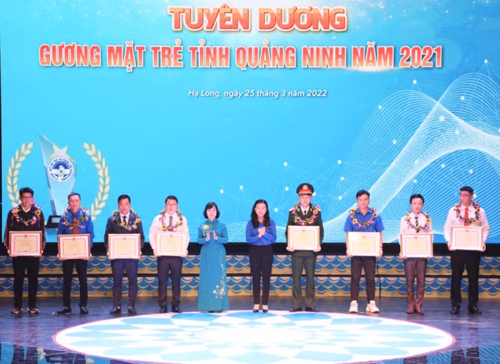 Lễ tuyên dương Gương mặt trẻ tiêu biểu tỉnh Quảng Ninh năm 2021. Ảnh: Nguyễn Dung
