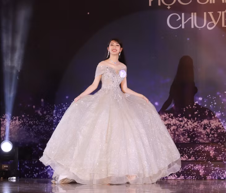 Những trang phục lộng lẫy, bắt mắt...