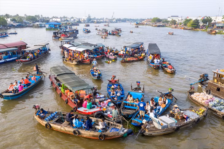 Là người con miền Tây, anh luôn muốn tìm tòi cho mình sự mới lạ nhưng rất đỗi bình dị của người dân qua góc ảnh nhìn từ trên cao được chụp bằng flycam. Ảnh: Minh Lương