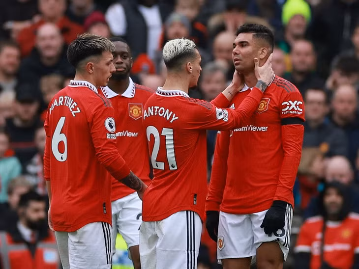 Do đã nhận thẻ đỏ thứ 2, Casemiro sẽ phải vắng mặt ở trận gặp Fulham, Newcastle, Brentford và Everton.