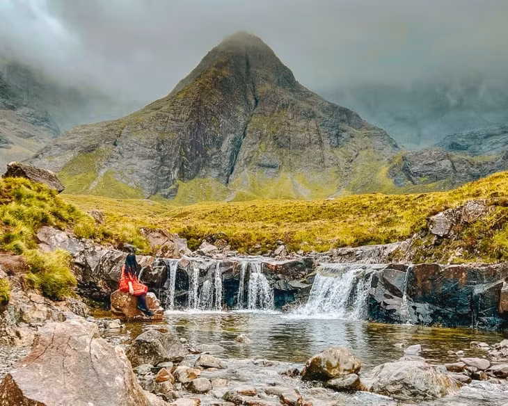 Hồ bơi cổ tích, đảo Isle Of Skye, Scotland: Hồ nước được bao quanh bởi đỉnh núi Cuillin cùng với thác nước huyền diệu khiến du khách choáng ngợp. Vẻ đẹp của "hồ bơi cổ tích" còn được thể hiện qua các giai đoạn lịch sử hình thành nên hồ. Ảnh: Sophie Pearce.