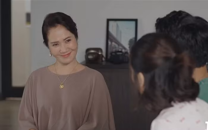 Thay vì sự chì chiết, đe nẹt con dâu, một hình ảnh mẹ chồng “dễ thở”, tình cảm, luôn đứng ra bảo vệ con được nhiều khán giả đánh giá đáng học hỏi.