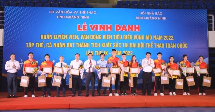 7 vận động viên và 5 huấn luyện viên được trao tặng danh hiệu VĐV, HLV tiêu biểu Vùng mỏ năm 2022.