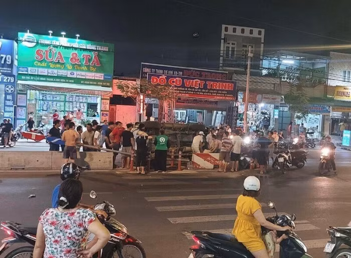 Xe bán tải tông đổ cột biển báo giao thông rồi lật nhào 2