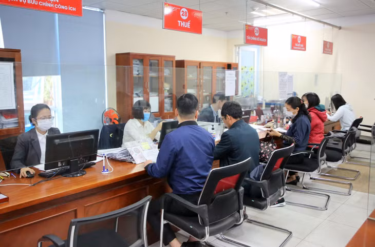 Cán bộ Trung tâm Hành chính công TP Hạ Long giải quyết thủ tục hành chính cho người dân, doanh nghiệp.