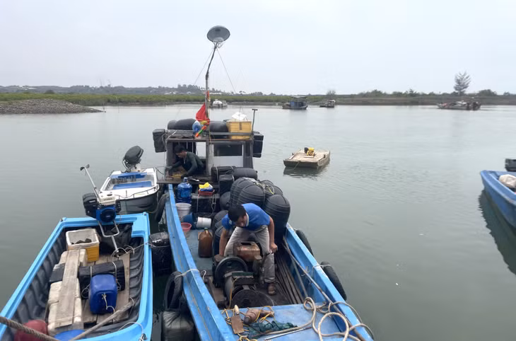 Tranh thủ lúc nước lên ngư dân mới ra khơi được.