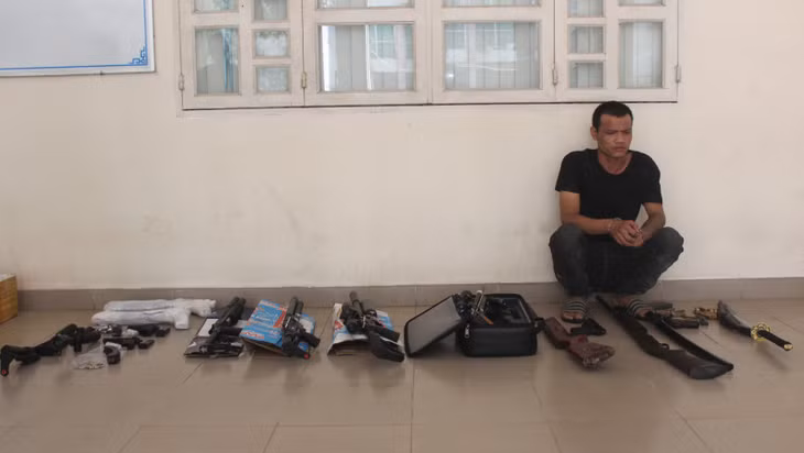 Tới cùng số súng, đạn và dụng cụ chế tạo súng bị Công an bắt giữ.