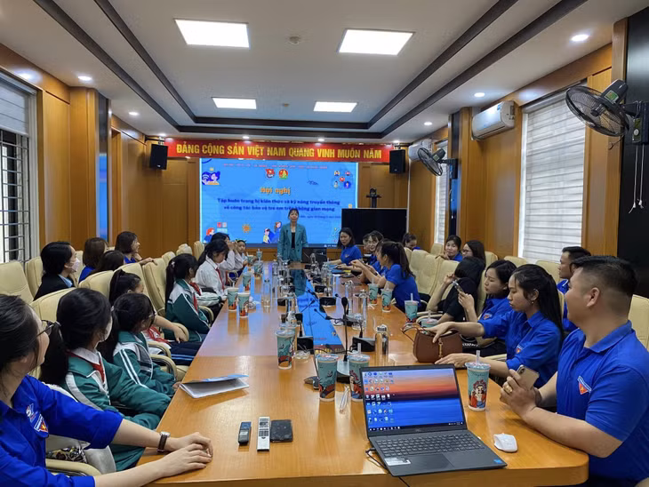 Hội nghị tập huấn về Quyền trẻ em, kỹ năng phòng chống xâm hại, bảo vệ trẻ em, công tác bảo vệ trẻ em trên không gian mạng cho cán bộ Đoàn trên địa bàn huyện Vân Đồn. Ảnh: Huyện Đoàn Vân Đồn cung cấp