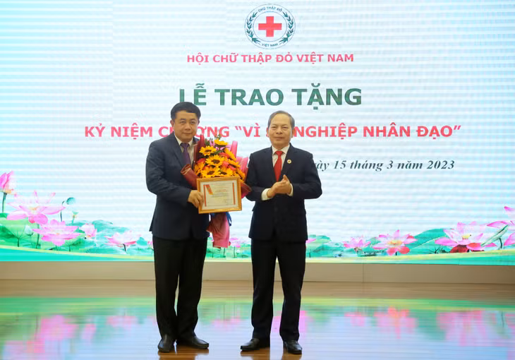 Ông Vũ Hồng Hải, Chủ tịch Hội Chữ thập đỏ tỉnh, thừa ủy quyền BCH Trung ương Hội Chữ thập đỏ Việt Nam trao Kỷ niệm chương “Vì sự nghiệp Nhân đạo” cho ông Mai Vũ Tuấn, Giám đốc – Tổng Biên tập Trung tâm Truyền thông tỉnh.