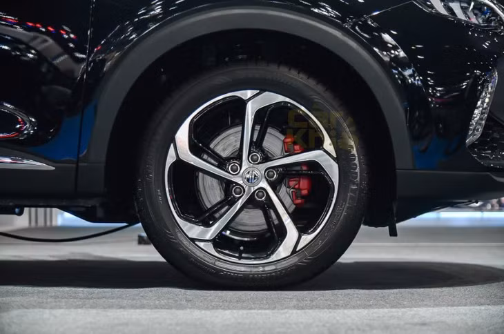 MG HS 2023 được nhà sản xuất trang bị bộ mâm kích thước 18 inch.