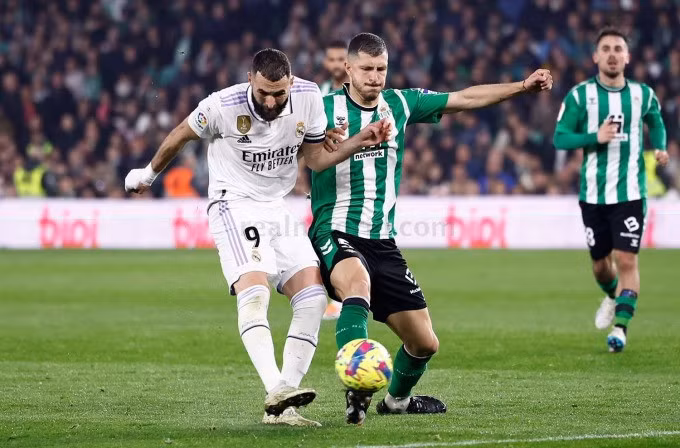Tiền đạo Benzema bị một hậu vệ Betis cản phá khi dứt dứt điểm trong trận hoà 0-0 trên sân Villamarin ngày 5/3. Ảnh: realmadrid.com