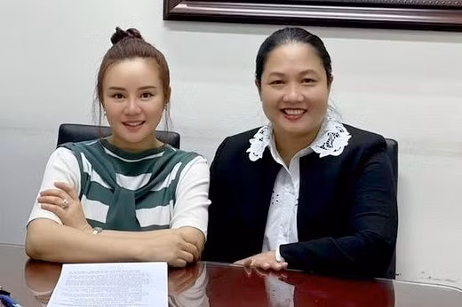 Ca sỹ Vy Oanh (trái) và luật sư.