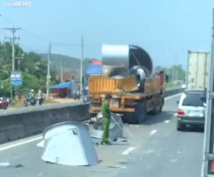 Các ống thép văng ra khỏi xe tải.