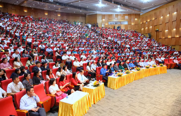 Các vị đại biểu, các thầy cô giáo và các em học sinh dự lễ Bế mạc Cuộc thi khoa học, kỹ thuật cấp quốc gia học sinh trung học năm học 2022-2023.