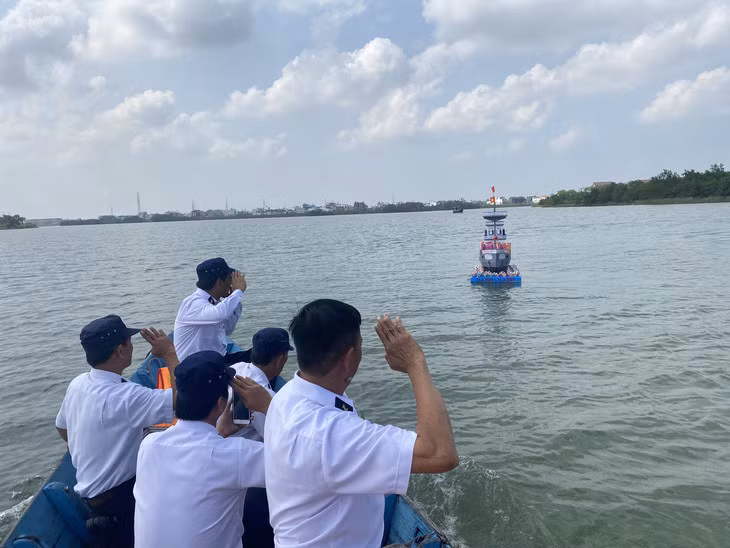 Giây phút tiễn đưa nghẹn ngào của đồng đội hướng về các liệt sĩ Gạc Ma trên sông Hàn sáng 12-3 - Ảnh: B.D.
